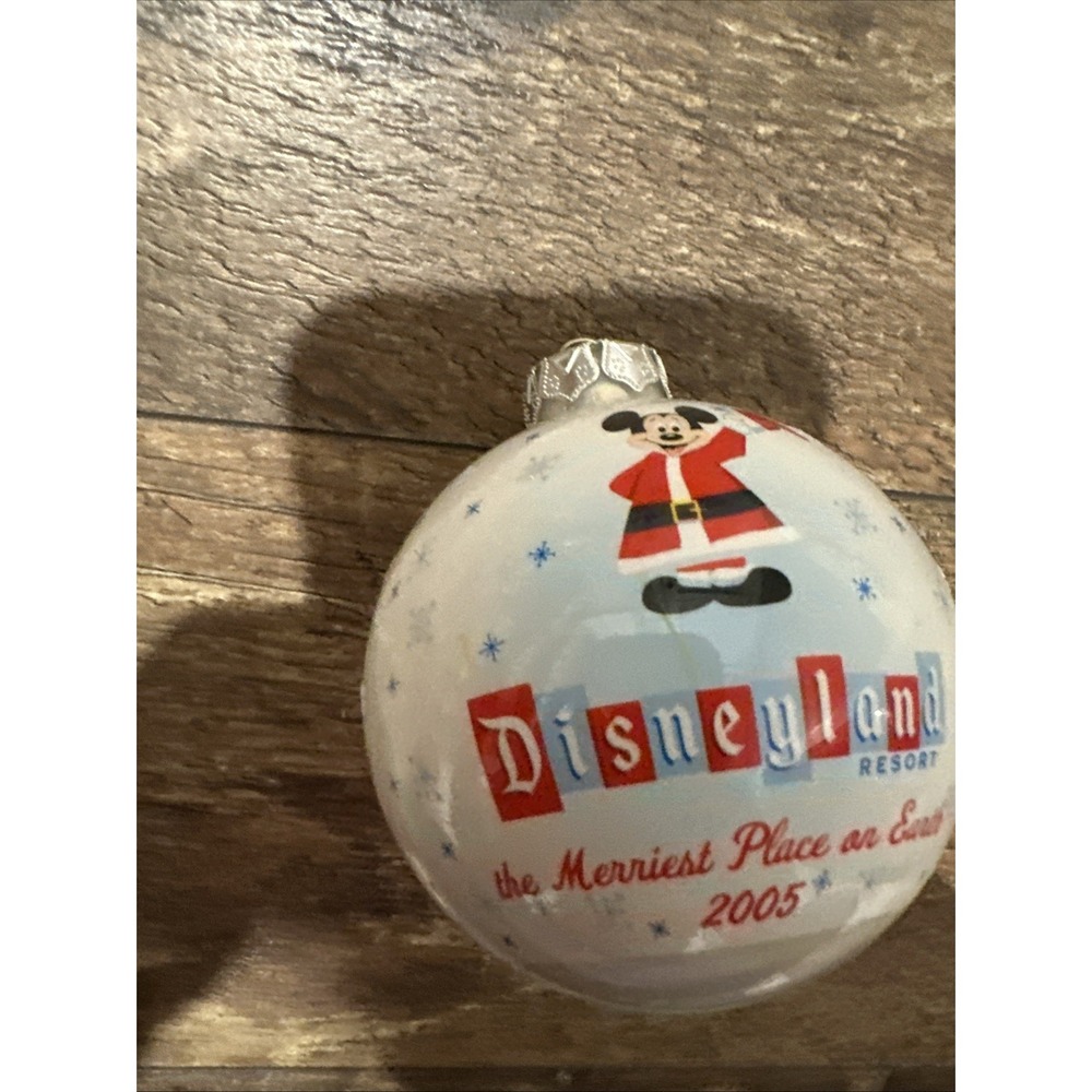 DISNEYLAND 2005 HOLIDAY  ORNAMENT THE MERRIEST‎ PLACE ON EARTH Plastic